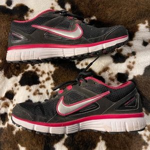 Nike Size 9 tennis shoes! Black and pink! 🖤💕